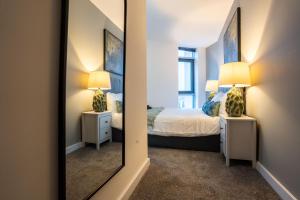 Leeds City Living by The River - Sleeps 10 - Balcony