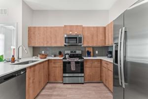 Riviere 2BR Apartment Pet Friendly Oasis Sleeps 6 Close to Epic Universe Pool & Gym