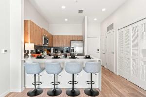 Riviere 3BR Apartment Stylish King Family Pets Friendly Pool & Gym Near Epic Universe