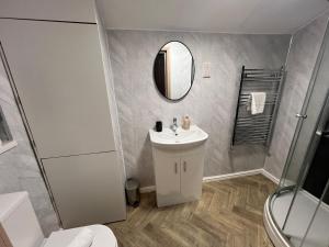 The Crewe Hub 4 Bed 2 Bath 8 Sleeper House 75Mbps