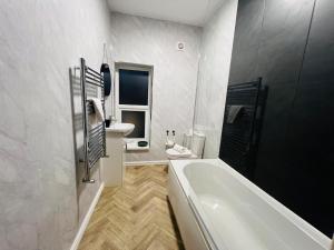 The Crewe Hub 4 Bed 2 Bath 8 Sleeper House 75Mbps