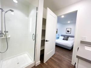 Akasa Studio | Walkbike to lake, Rainey & 6th St