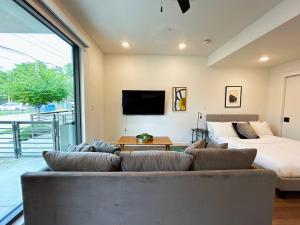 Akasa Studio | Walkbike to lake, Rainey & 6th St