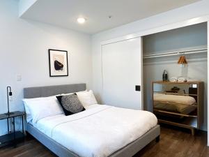 Akasa Studio | Walkbike to lake, Rainey & 6th St