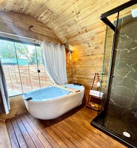 Cabana com banheira em formato de barril