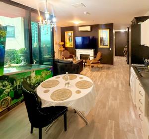 UNIQUE CBD BOTIQUE STAY, BALCONY,NETFLIX,FREE WIFI, Walk to Rundle St, UniAdelaide, Casino, Pubs, Cafes