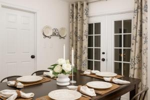 3 Bedroom - Sleeps 10 - The Lagniappe Escape