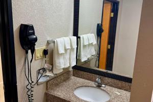 Days Inn by Wyndham Lincoln, IL Route 66