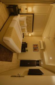 Hotel Shine inn Couple fridenlly rohini west metro station near by m2k cinema near by rajiv gandi hospital