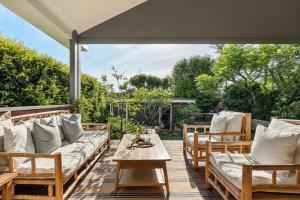 Tranquil and Spacious Parkside Retreat in Willoughby