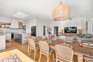 Tranquil and Spacious Parkside Retreat in Willoughby