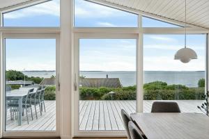 Nyrenoveret Sommerhus Med Udsigt Over Aarhus Bugt