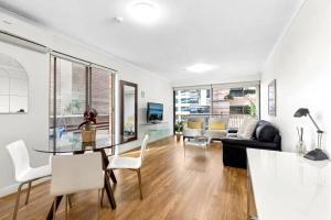 Cosy 1-bed flat in Central Sydney, BANK payment to the HOST