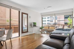 Cosy 1-bed flat in Central Sydney, BANK payment to the HOST