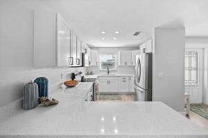 Sol Mate – Pet Home w Heated Pool Spa Walk to Bean Point Beach Pine Ave