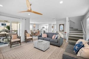 Sol Mate – Pet Home w Heated Pool Spa Walk to Bean Point Beach Pine Ave