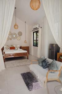 Salad Beach Crystal Bungalow