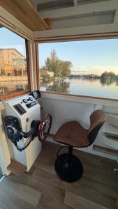 Hausboot in Berlin, festliegend im Yachthafen Schmöckwitz, mit Heizung