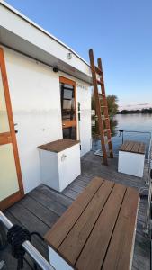 Hausboot in Berlin, festliegend im Yachthafen Schmöckwitz, mit Heizung