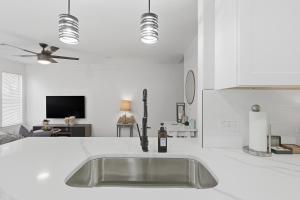 SXSW Venue, 2025 New Build 4BR at UT, Downtown, King Beds, Rain Showers, Sleep10