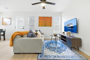 2025 New Build by UT, Downtown Big Space, King Beds, Rain Shower