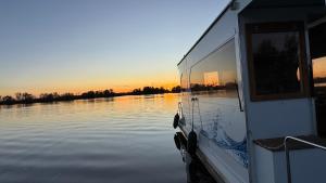 Hausboot in Berlin, festliegend im Yachthafen Schmöckwitz, mit Heizung