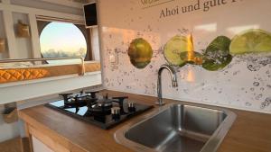 Hausboot in Berlin, festliegend im Yachthafen Schmöckwitz, mit Heizung