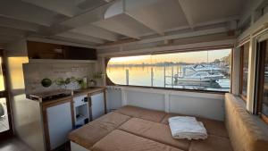 Hausboot in Berlin, festliegend im Yachthafen Schmöckwitz, mit Heizung