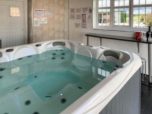 Red Kite Cottage-Ukc6982