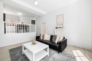 Pool & Tennis Court 3BR Bright Mt Gravatt Retreat