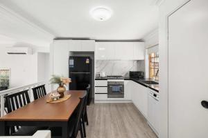 Pool & Tennis Court 3BR Bright Mt Gravatt Retreat