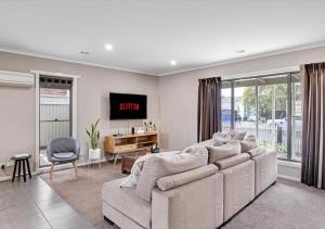 LIVING LUX Ballarat, Modern 2BR Home with Garden, Free Parking