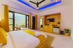 Hotel The SSB - ! luxury balcony rooms ! mountain view ! rooftop cafe ! big parking ! property of the year !