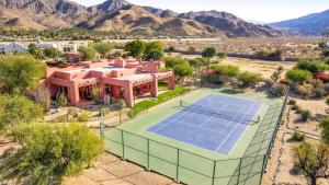 The Pond Estate by AvantStay Maximalist Designer Compound w 2 Casitas Indoor Outdoor Pools Tennis Court Gorgeous Mountain Views 12k sqft
