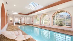 The Pond Estate by AvantStay Maximalist Designer Compound w 2 Casitas Indoor Outdoor Pools Tennis Court Gorgeous Mountain Views 12k sqft