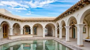 The Pond Estate by AvantStay Maximalist Designer Compound w 2 Casitas Indoor Outdoor Pools Tennis Court Gorgeous Mountain Views 12k sqft