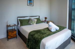 Deluxe 2-Bedroom City View Apartment with Pool & Gym