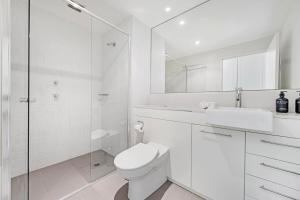 Wake Up by the Water Cozy 2BR in Rhodes