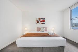 Wake Up by the Water Cozy 2BR in Rhodes