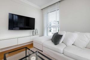 Elegant Apartment with Parking Space and Balcony by Noclegi Renters