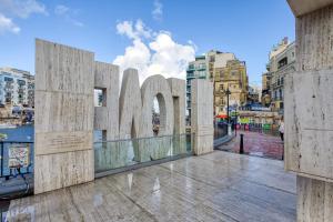 Modern 1BR Apartment with pool access in St Julians