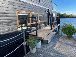 5-star houseboat of 125 m2 with its own bathing jetty