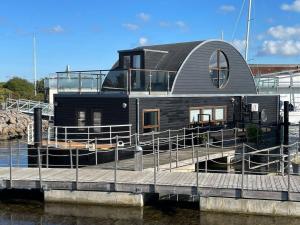5-star houseboat of 125 m2 with its own bathing jetty