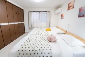 102Room,Free parking just a 7-minute walk from Koiwa tram stop This spacious 75-square-meter flats features two large bedrooms and can accommodate up to seven guests