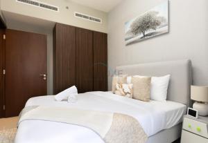 1BR Facing Canal and City Views, Just a Short Walk to Bus Stop and Marine Transport, Reva Residences, Business Bay by Deluxe Holiday Homes