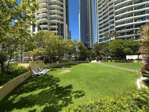 Urban Views River Breeze 2BR Retreat at Surfers