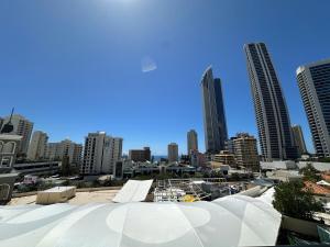 Urban Views River Breeze 2BR Retreat at Surfers