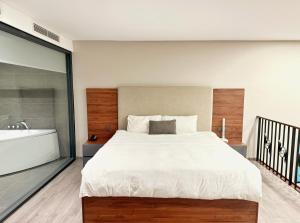 PentStudio Westlake - Cozy Duplex Apartment