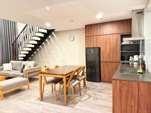 PentStudio Westlake - Cozy Duplex Apartment