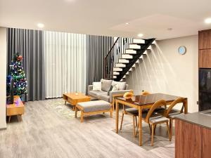 PentStudio Westlake - Cozy Duplex Apartment - New